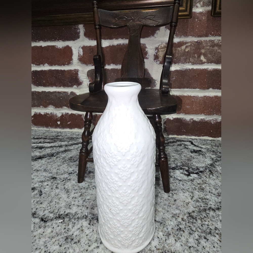 White PORCRLAIN VASE - Picture 4 of 5